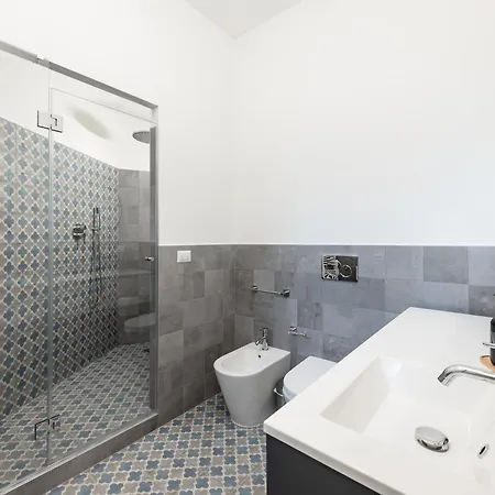 8 Min Walk From The Station, Designer Flat Apartment *