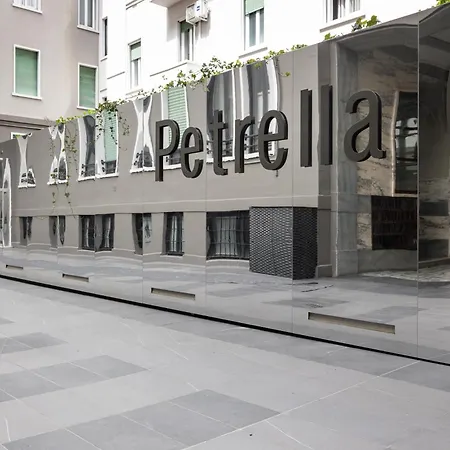 8 Min Walk From The Station, Designer Flat *